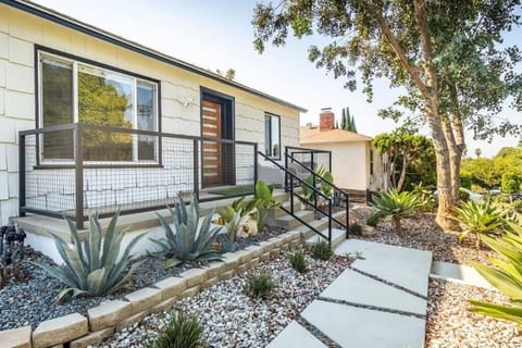 Contemporary Front House w Shared Patio Apartment in Long Beach