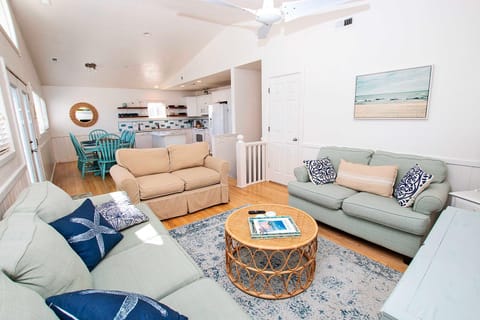 NH301, Driftwood Dreaming- Hot Tub, Oceanside, Close to Ocean! House in Kill Devil Hills