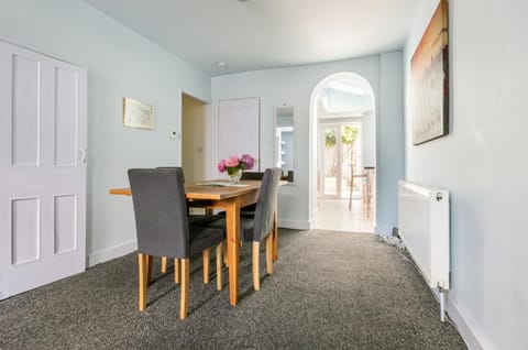 Victoria Cottage-seconds to beach-pet friendly- easy parking- self check in-sleep 6 people-minutes walk to all amenities House in Dover District