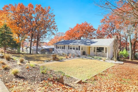 Midtown Modern-5 Min to Downtown-Large Game Room House in Fayetteville