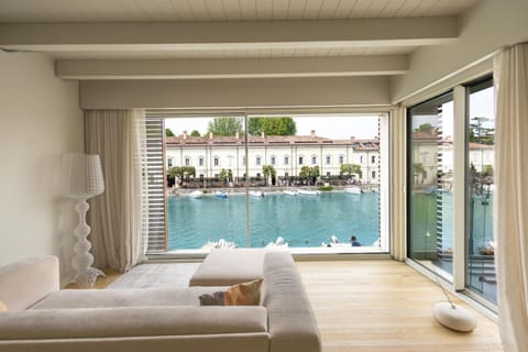 View (from property/room), Seating area, Lake view, River view