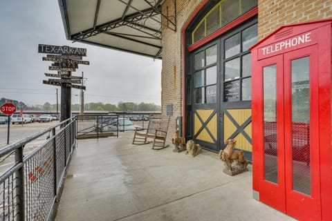 Central Texarkana Studio Rental with Railroad Views! Condominio in Texarkana