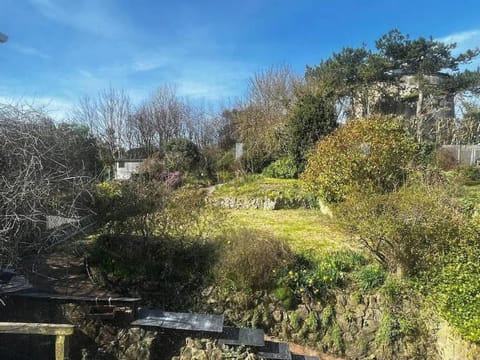 Romantic 4 bedroom Seafront Nature Cottage Maison in Folkestone