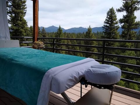 Hot Tub-Mountain View-Secluded-Entire Private Floor Haus in Seeley Lake