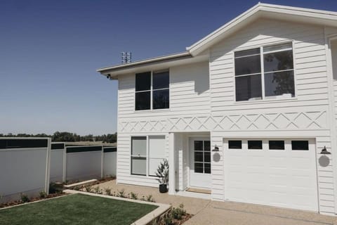 Macquarie - Sleek & Stylish, Countryside Views House in Dubbo