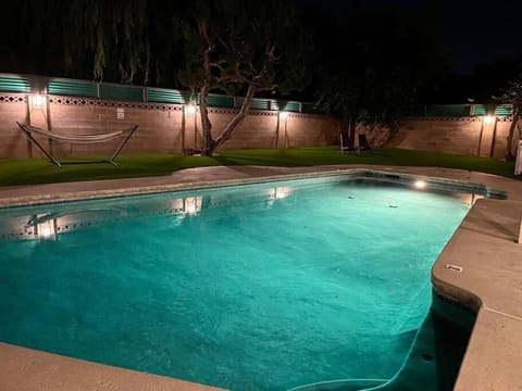 New cheerful villa, Pool, Spa, Mini Golf, Game room, Fire pit next to Disneyland Villa in Garden Grove