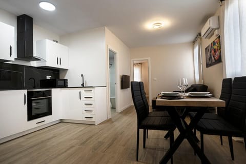 Kitchen or kitchenette, Dining area, minibar, pet friendly, stove