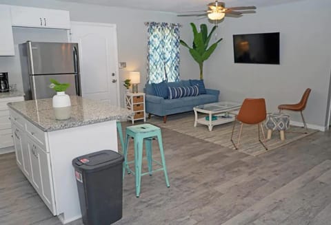 The Blue Pearl 6min to Downtown -Short Beach Drive Casa in Pensacola
