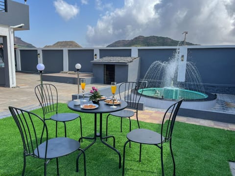 Rose mountain view with private swimming pool 3BHK villa Eigentumswohnung in Lonavla