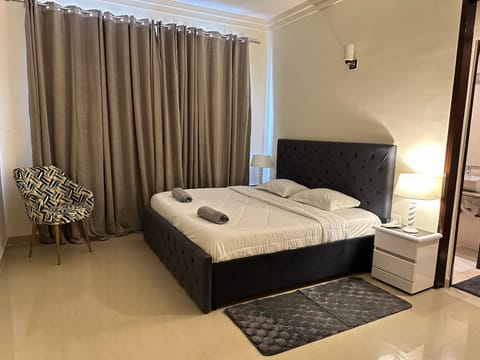 Spacious Golf View 3 bedroom apartment Condo in Noida