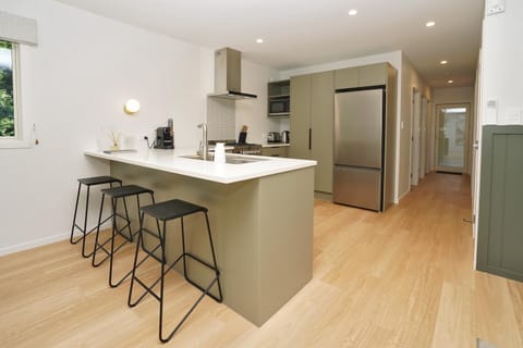 Kitchen or kitchenette, Seating area, minibar, pet friendly, stove, toaster