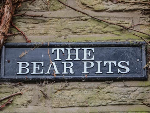 Bear Pit Cottage House in Hayfield