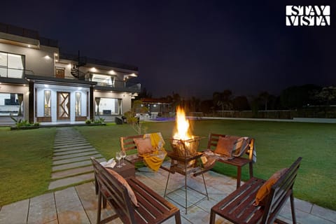 StayVista's Bella Dream - Mountain-View Villa with Outdoor Pool, Lawn featuring a Gazebo & Indoor Games Moradia in Gujarat