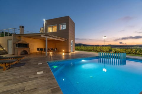 Property building, Natural landscape, Pool view, Swimming pool, Swimming pool, Sunset, sunbed