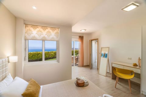 Bed, Natural landscape, TV and multimedia, Living room, Photo of the whole room, Bedroom