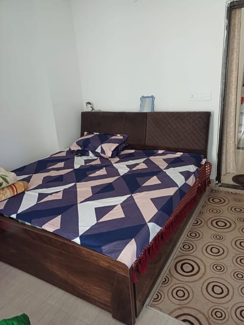 Flat in Dehradun on road, 3 rooms & 2 double beds Condo in Dehradun