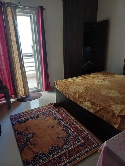 Flat in Dehradun on road, 3 rooms & 2 double beds Condo in Dehradun