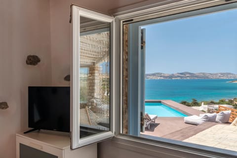 Patio, Nearby landmark, Day, Natural landscape, View (from property/room), Balcony/Terrace, Beach, Mountain view, Pool view, Sea view, Swimming pool, sunbed