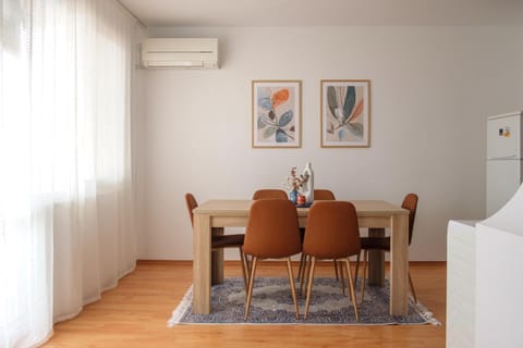 Living room, Seating area, Dining area, air conditioner