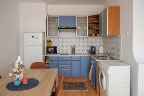 Kitchen or kitchenette, Dining area, minibar, stove