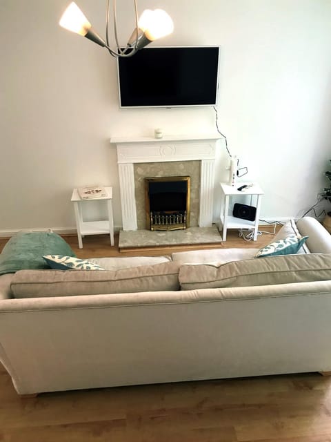 TV and multimedia, Living room, Seating area, fireplace