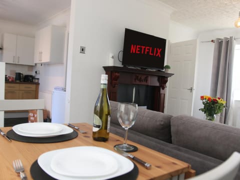 TV and multimedia, Seating area, Dining area, kitchen