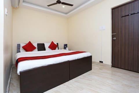 Goroomgo White Palace Hotel & Resort New Alipore Kolkata - Fully Air Conditioned Hotel in Kolkata