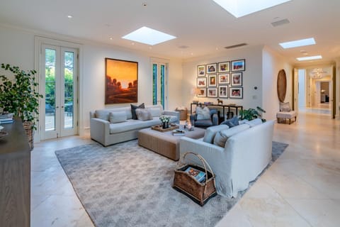 Lavish Montecito Home with Hot Tub, Patio and Gardens! Haus in Montecito