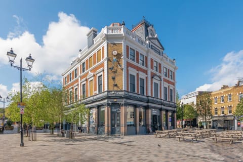 Property building, Nearby landmark, Facade/entrance, Day, Location