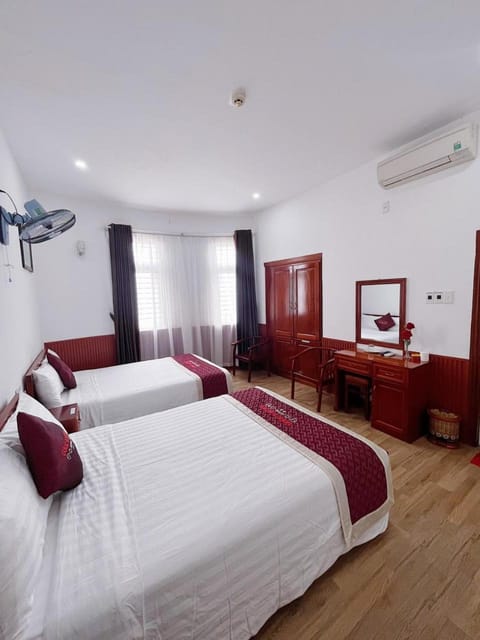 Bed, TV and multimedia, Photo of the whole room, Bedroom, fireplace, wardrobe, air conditioner