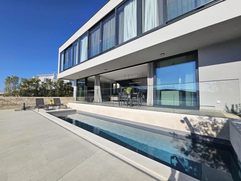 Property building, Day, Pool view, Swimming pool