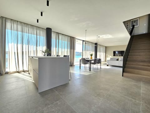 TV and multimedia, Dining area, Sea view