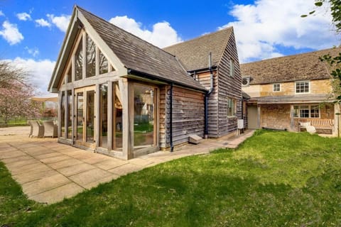 Hiron's Piece and Honeysuckle Cottage - Hot Tub Packages Available House in Chipping Campden