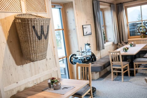 Restaurant/places to eat, Dining area