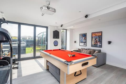 Modern 5 Bed Home - With Hot Tub, Pool Table and Sea Views House in Poole