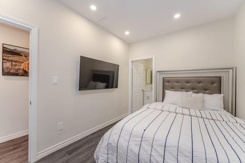 Private basement bedrooms in Oakville Bed and Breakfast in Oakville