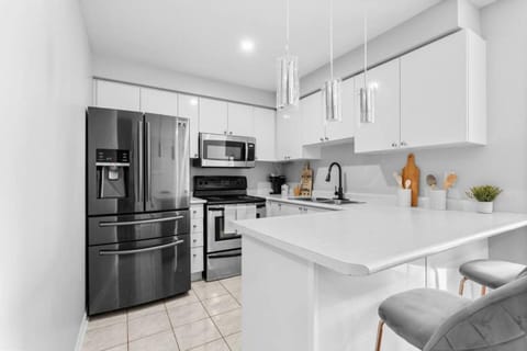 Contemporary 3BR Townhouse in Ajax - Cozy and Central Maison in Ajax