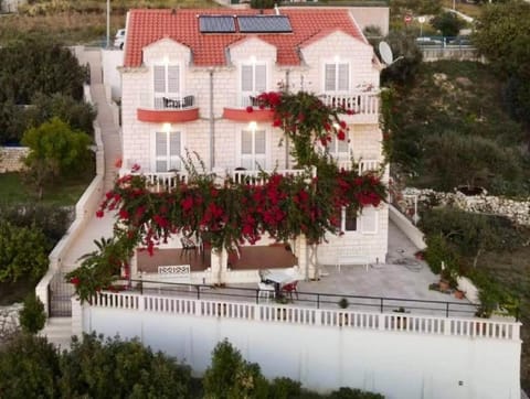 Apartments and rooms Villa Bouganvillea - sea view & garden Bed and Breakfast in Plat