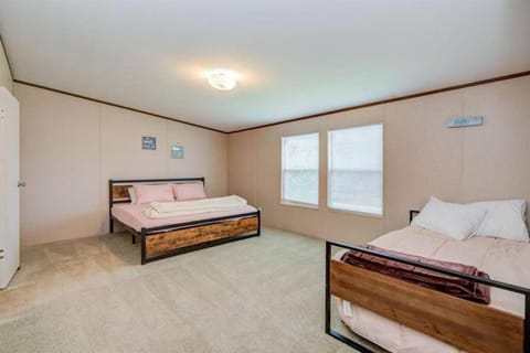 Seaside Serenity - Holiday Home Sleeps 10 House in San Leon
