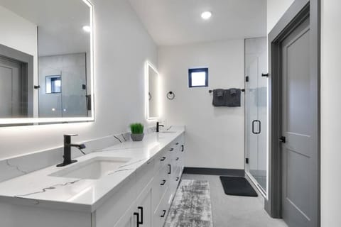 Vizcaya #1 - Moab's Newest Luxury Rental (Hot Tub) Condominio in Spanish Valley