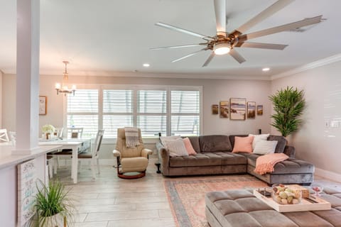 Bright Home with Sauna and Deck 1 Mi to Dtwn Stuart! Maison in Stuart