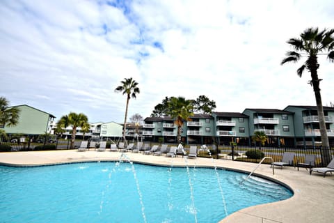 Swimming pool, sunbed