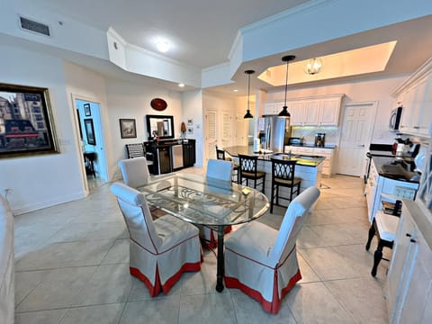 Kitchen or kitchenette, Seating area, Dining area, minibar, pet friendly, kitchen