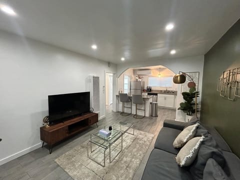 Luxury Mid-City Home With Yard Aparthotel in San Fernando Valley