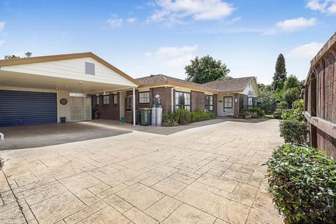 Wow, spacious home with a pool House in Hamilton