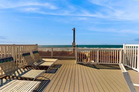 A Step from the Beach Apartamento in Pine Knoll Shores