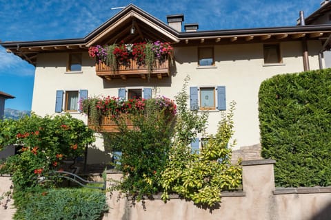 Property building, Spring, Day, Garden, Garden view
