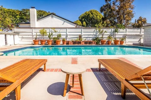 Urban cottage with big pool and great location Condo in Mar Vista