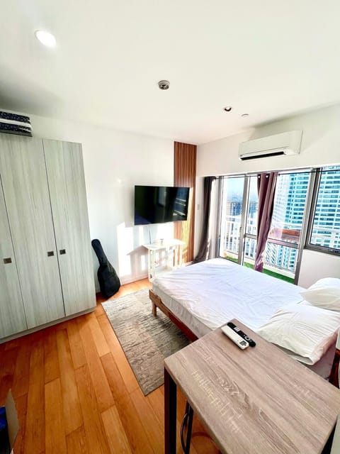 Bed, TV and multimedia, Bedroom, wardrobe