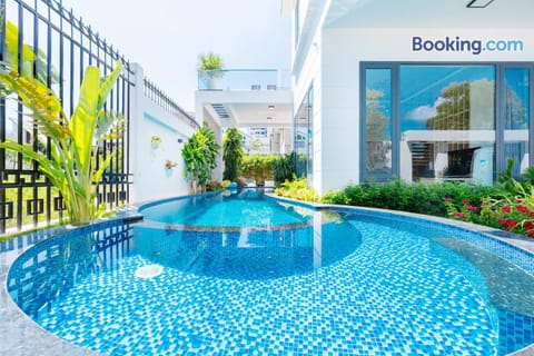 Property building, Day, Pool view, Swimming pool